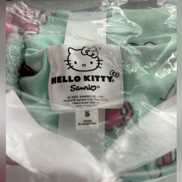 HELLO KITTY Cozy Plush Set. Size Small. NEW - Picture 4 of 4